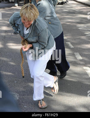 Emma Thompson gesellt sich Greenpeace Feier wie Shell verkünden Ende der arktischen Öl-Bohr-, außerhalb von Shell South Bank Büros, Greenpeace UK Executive Director John Sauven, liefern eine Feier Rede in Massen vor Shell Büros. Gestern, die A Stockfoto