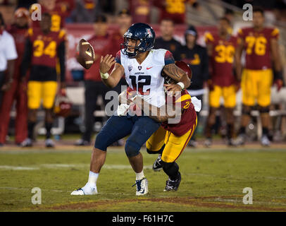 7. November 2015 Los Angeles, CA... USC Trojans Sicherheit (21) Su'a Cravens Taue Arizona quarterback (12) Anu Solomon während des Spiels zwischen den Arizona Wildcats und die USC Trojans an der Los Angeles Memorial Coliseum in Los Angeles, Kalifornien... (Obligatorische Credit: Juan Lainez / MarinMedia / Cal Sport Media) Stockfoto