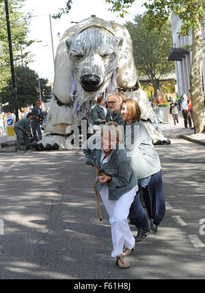 Emma Thompson gesellt sich Greenpeace Feier wie Shell verkünden Ende der arktischen Öl-Bohr-, außerhalb von Shell South Bank Büros, Greenpeace UK Executive Director John Sauven, liefern eine Feier Rede in Massen vor Shell Büros. Gestern, die A Stockfoto