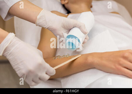 Kühlende Gel Haarentfernung setzen auf Client-Seite Stockfoto