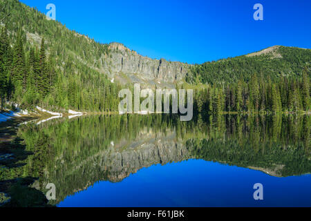 Cliff und Poorman Berg spiegelt sich in Wolverine Untersee in der zehn Seen landschaftlich reizvollen Gegend in der Nähe von eureka, montana Stockfoto