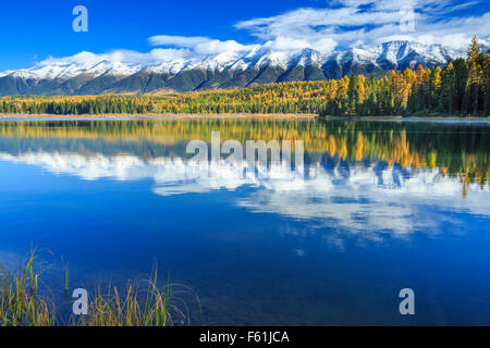 Herbst Farben und der Schwan-Bereich über Rainy Lake im oberen Clearwater Valley in der Nähe von Seeley Lake, montana Stockfoto