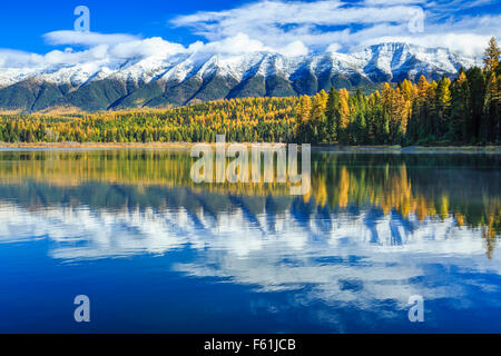 Herbst Farben und der Schwan-Bereich über Rainy Lake im oberen Clearwater Valley in der Nähe von Seeley Lake, montana Stockfoto