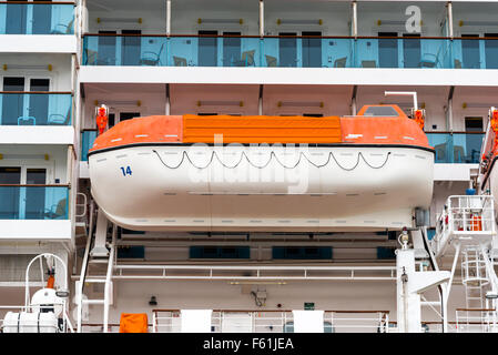 Orange Rettungsboot auf einem Kreuzfahrtschiff Stockfoto