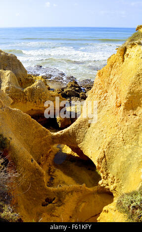 Spektakuläre Felsformationen in Praia Da Gale an der Algarve-Küste Stockfoto