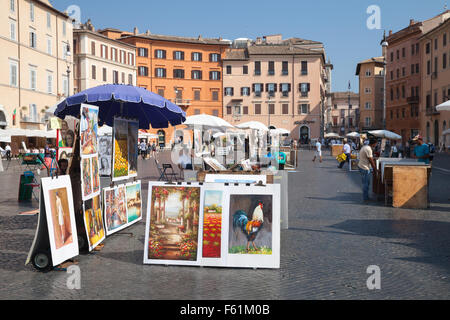 Rom, Italien - 8. August 2015: Piazza Navona, Straßenansicht mit bunten Gemälde zum Verkauf Stockfoto