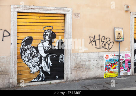 Rom, Italien - 8. August 2015: Graffiti mit schwarzen und weißen Engel auf geschlossenen gelben Tor in der historischen Altstadt von Rom Stockfoto