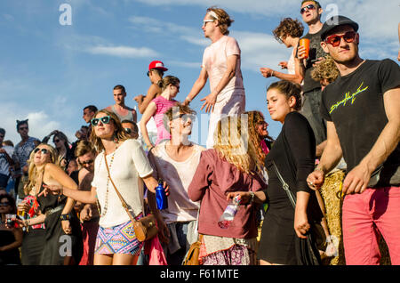 Der Secret Garden Party, Äbte Ripton Huntingdon, Cambridgeshire London 2013. Weithin als eines der der "coolsten" der so genannte unabhängige Boutique-Festivals. Dieses Jahr gab es eine sichtbarere Polizeipräsenz und 20 Verhaftungen wurden für Drogen und Diebstahl. Festival wurde von Aristo Freddie Fellowes im Jahr 2004 gegründet, die oft die Gesellschaft Seiten ziert. Er soll es als Alternative zu etablierten Mainstream-Musik-Festivals und hat von 1000-25K ungerade und 15 Stufen erweitert. Stockfoto