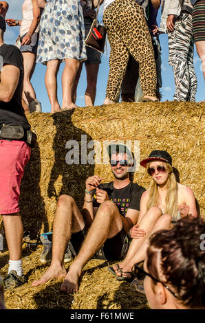 Der Secret Garden Party, Äbte Ripton Huntingdon, Cambridgeshire London 2013. Weithin als eines der der "coolsten" der so genannte unabhängige Boutique-Festivals. Dieses Jahr gab es eine sichtbarere Polizeipräsenz und 20 Verhaftungen wurden für Drogen und Diebstahl. Festival wurde von Aristo Freddie Fellowes im Jahr 2004 gegründet, die oft die Gesellschaft Seiten ziert. Er soll es als Alternative zu etablierten Mainstream-Musik-Festivals und hat von 1000-25K ungerade und 15 Stufen erweitert. Stockfoto