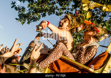 Der Secret Garden Party, Äbte Ripton Huntingdon, Cambridgeshire London 2013. Weithin als eines der der "coolsten" der so genannte unabhängige Boutique-Festivals. Dieses Jahr gab es eine sichtbarere Polizeipräsenz und 20 Verhaftungen wurden für Drogen und Diebstahl. Festival wurde von Aristo Freddie Fellowes im Jahr 2004 gegründet, die oft die Gesellschaft Seiten ziert. Er soll es als Alternative zu etablierten Mainstream-Musik-Festivals und hat von 1000-25K ungerade und 15 Stufen erweitert. Stockfoto