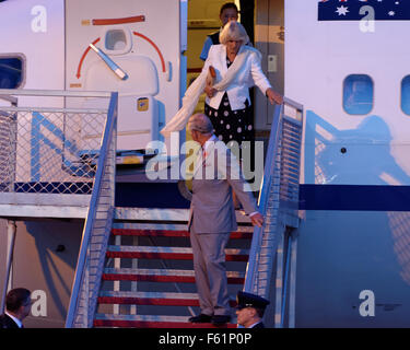 Sydney, Australien - 10. November 2015: Prinz Charles, Prince Of Wales und Camilla, Herzogin von Cornwall kommen am Flughafen Sydney Credit: MediaServicesAP/Alamy Live News Stockfoto