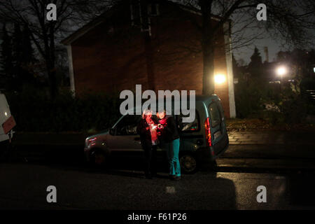 Hamburg, Deutschland. 10. November 2015. Anwohner Leuchten Kerzen außerhalb des Hauses der ehemalige Bundeskanzler Helmut Schmidt, in Hamburg, Deutschland, am 10. November 2015. Helmut Schmidt, der als Bundeskanzler der Bundesrepublik Deutschland von 1974 bis 1982 diente, starb im Alter von 96 Jahren in seinem Haus in Hamburg am Dienstagnachmittag, laut deutschen Medien. Bildnachweis: Zhang Fan/Xinhua/Alamy Live-Nachrichten Stockfoto