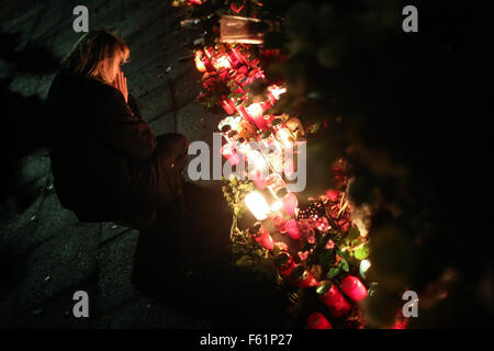 Hamburg, Deutschland. 10. November 2015. Ein Trauernder schreit außerhalb des Hauses der ehemalige Bundeskanzler Helmut Schmidt, in Hamburg, Deutschland, am 10. November 2015. Helmut Schmidt, der als Bundeskanzler der Bundesrepublik Deutschland von 1974 bis 1982 diente, starb im Alter von 96 Jahren in seinem Haus in Hamburg am Dienstagnachmittag, laut deutschen Medien. Bildnachweis: Zhang Fan/Xinhua/Alamy Live-Nachrichten Stockfoto