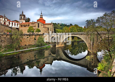 Die Kirche und die Brücke von São Gonçalo (Portugiesisch "Valentinstag") in der Stadt Amarante, Porto e Norte, Portugal. Stockfoto