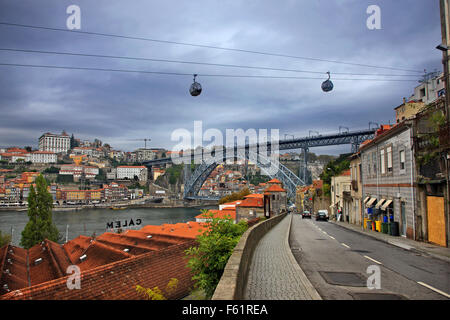 Blick auf Porto (links) und Vila Nova De Gaia (rechts). Zwischen diesen Fluss Douro und Dom Luis ich überbrücken Stockfoto