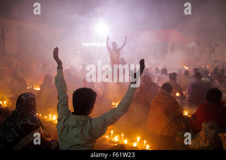 Naryanganj, Bangladesch. 10. November 2015. Hindu Anhänger beobachten, 3. Tag der Rakher Upobash bei Baba Loknath Ashrom, Barodi. Versammeln Sie jedes Jahr werden Tausende von hinduistischen Gläubigen sich vor Shri Shri Lokenath Ramakrishna Ashram Tempel für die Kartik Brati oder Rakher Upobash religiöses Fest in Barodi, in der Nähe von Dhaka, Bangladesh. Gläubigen vor Kerzen Licht (lokal als Prodip genannt) sitzen und im Gebet zu absorbieren. Bildnachweis: Belal Hossain Rana/Pacific Press/Alamy Live-Nachrichten Stockfoto