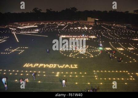 Allahabad, Indien. 10. November 2015. Sportler Licht während 'Track Puja', Q Feuerwerkskörper leuchtet der Himmel wie Kerzen und Lampen zu sehen sind bei Kerzenlicht über ein Feld vor Diwali, das hinduistische Lichterfest Credit: © Amar Deep/Pacific Press/Alamy Live News Stockfoto