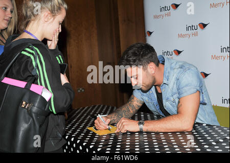 Prominente teilnehmen Student Lock an Intu Merry Hill Shopping Centre Featuring: Jake Quickenden Where: Dudley, West Midlands, England bei: 29. Sep 2015 Stockfoto