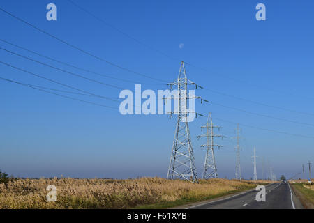 Unterstützung von Stromkabeln entlang der Straße. Landstraße. Stockfoto