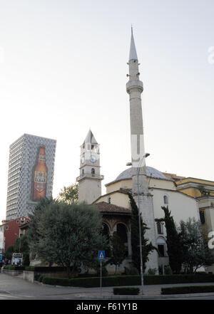 Et'hem Bey Moschee Xhamia e Et'hem Beut, mit seiner Kuppel und Minarett, die osmanischen Uhrturm von Tirana, Kulla e Sahatit Stockfoto