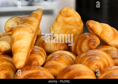 Auswahl an frisch gebackenen Kuchen zum Frühstück serviert. Stockfoto