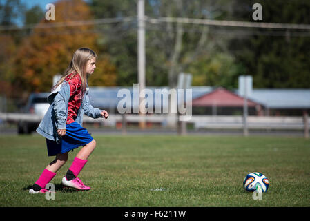 Jeffersonville, New York, USA. 11. Oktober 2015. Jillian während eines Fußballspiels. Jillian Sager ist 10-jähriges Mädchen leben in den Vororten, mit ihrem kreativen Geist schafft sie ihr kleines Reich. Sie ist auch in der zwischen Zeit - von Mädchen, Teenager - widerspiegelt, auf ihre Beziehungen zu ihrer sofortigen Familie. (Credit: Danielle Shitrit über ZUMA Draht) Stockfoto