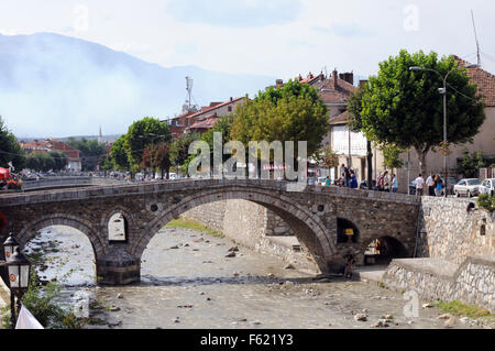 Steinbrücke über den Fluss Prizren Bistrica. Prizren, Kosovo. Stockfoto