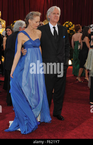 LOS ANGELES, CA - 7. März 2010: James Cameron & Suzy Amis bei der 82nd Annual Academy Awards im Kodak Theater, Hollywood. Stockfoto