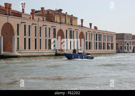 Ein einzelnes Boot Geschwindigkeiten an einem Kanal in Venedig Italien Stockfoto