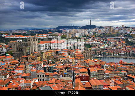 Blick auf Porto (vorne), Fluss Douro & (Vila Nova de) Gaia (hinten), von Torre Dos Clerigos. Portugal. Stockfoto