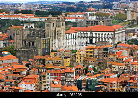 Blick auf Se-Viertel und die Kathedrale Se, Porto Stadt Porto e Norte, Portugal. Blick vom Torre Dos Clerigos. Stockfoto