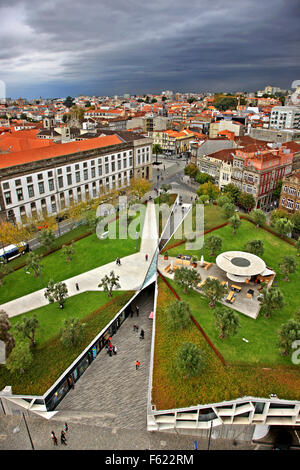 Ansicht der Praça ("Quadrat") de Lisboa von der Torre Dos Clerigos, Porto Stadt Porto e Norte, Portugal. Stockfoto