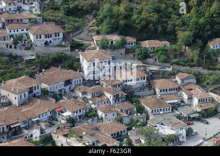 Blick vom dreizehnten Jahrhundert Berat Burgmauern, Kalaja e Beratit. Der alte Stadtteil Berat, Mangalemi. Stockfoto