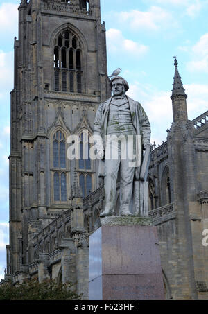 Eine Statue von Herbert Ingram, die Illustrated London News gründete, steht in Fornt von Boston Stump Stockfoto