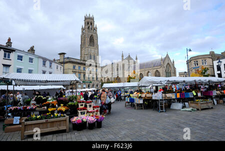 Der Marktplatz in Boston mit dem Boston stumpf, der Turm der St. Botolph Kirche. Boston, Lincolnshire, UK Stockfoto