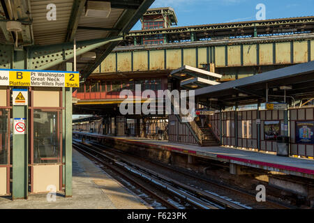 Auf der Plattform in der Woodside Station der Long Island Rail Road mit dem NYC Transit Nummer 7 der U-Bahn darüber. Stockfoto