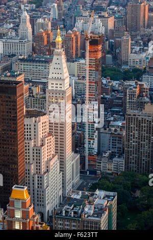 Sonnenuntergang über Midtown und Madison Square Park entfernt. Luftaufnahme von New York City. Wolkenkratzer und Hochhäuser prägen Manhattans Stadtbild. Stockfoto