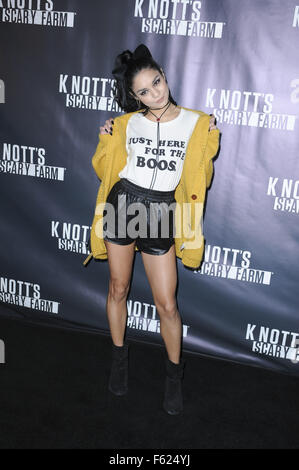 Knotts Scary Farm mit schwarzen Teppich: Vanessa Hudgens Where: Los Angeles, California, Vereinigte Staaten von Amerika als: 1. Oktober 2015 Stockfoto