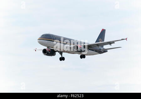 Flugzeug - Airbus A320 - 232 - der - Royal Jordanian - Airline landet am Flughafen Madrid-Barajas - Adolfo Suarez. Stockfoto