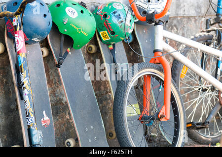 Fahrräder und Skateboards für Schulkinder werden auf einem Schulspielplatz in Sydney, NSW, Australien aufbewahrt Stockfoto