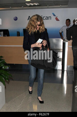 Rene Russo fährt vom Los Angeles International Airport (LAX) mit ihrem Ehemann Dan Gilroy Featuring: Rene Russo Where: Los Angeles, California, Vereinigte Staaten von Amerika bei: 2. Oktober 2015 Stockfoto