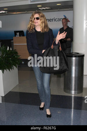 Rene Russo fährt vom Los Angeles International Airport (LAX) mit ihrem Ehemann Dan Gilroy Featuring: Rene Russo Where: Los Angeles, California, Vereinigte Staaten von Amerika bei: 2. Oktober 2015 Stockfoto