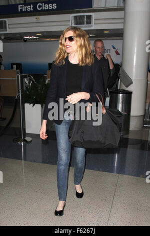 Rene Russo fährt vom Los Angeles International Airport (LAX) mit ihrem Ehemann Dan Gilroy Featuring: Rene Russo, Dan Gilroy wo: Los Angeles, California, Vereinigte Staaten von Amerika bei: 2. Oktober 2015 Stockfoto