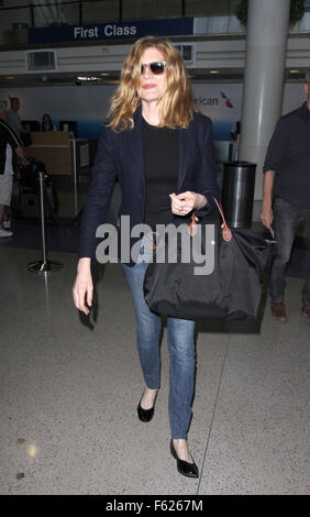 Rene Russo fährt vom Los Angeles International Airport (LAX) mit ihrem Ehemann Dan Gilroy Featuring: Rene Russo Where: Los Angeles, California, Vereinigte Staaten von Amerika bei: 2. Oktober 2015 Stockfoto