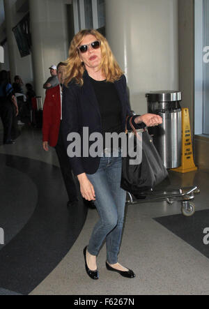 Rene Russo fährt vom Los Angeles International Airport (LAX) mit ihrem Ehemann Dan Gilroy Featuring: Rene Russo Where: Los Angeles, California, Vereinigte Staaten von Amerika bei: 2. Oktober 2015 Stockfoto