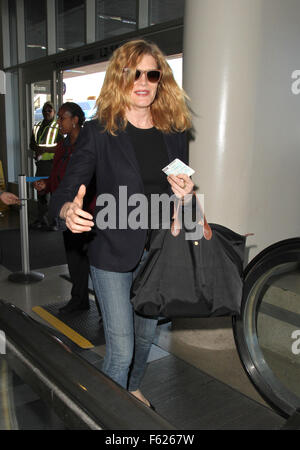 Rene Russo fährt vom Los Angeles International Airport (LAX) mit ihrem Ehemann Dan Gilroy Featuring: Rene Russo Where: Los Angeles, California, Vereinigte Staaten von Amerika bei: 2. Oktober 2015 Stockfoto