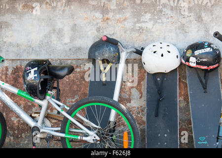 Schulfahrräder, Skateboards und Helme für Kinder werden auf einem Schulhof in Sydney, NSW, Australien gelagert Stockfoto