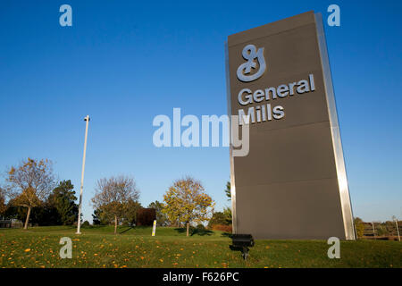 Ein Logo Zeichen außerhalb der Hauptsitz von General Mills, Inc., in Minneapolis, Minnesota am 24. Oktober 2015. Stockfoto