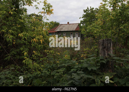 Ein noch Einwohner Haus in dem Dorf Opachici, in der 30 km-Zone um das Kernkraftwerk Tschernobyl. Ukraine Stockfoto