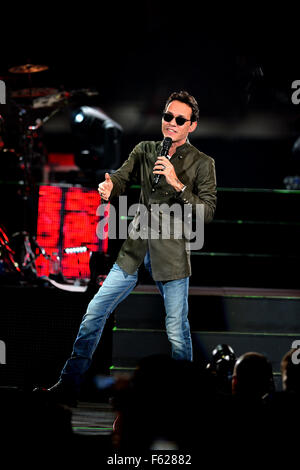 Marc Anthony führt bei der American Airlines Arena mit: Marc Anthony Where: Miami, Florida, USA bei: 2. Oktober 2015 Stockfoto